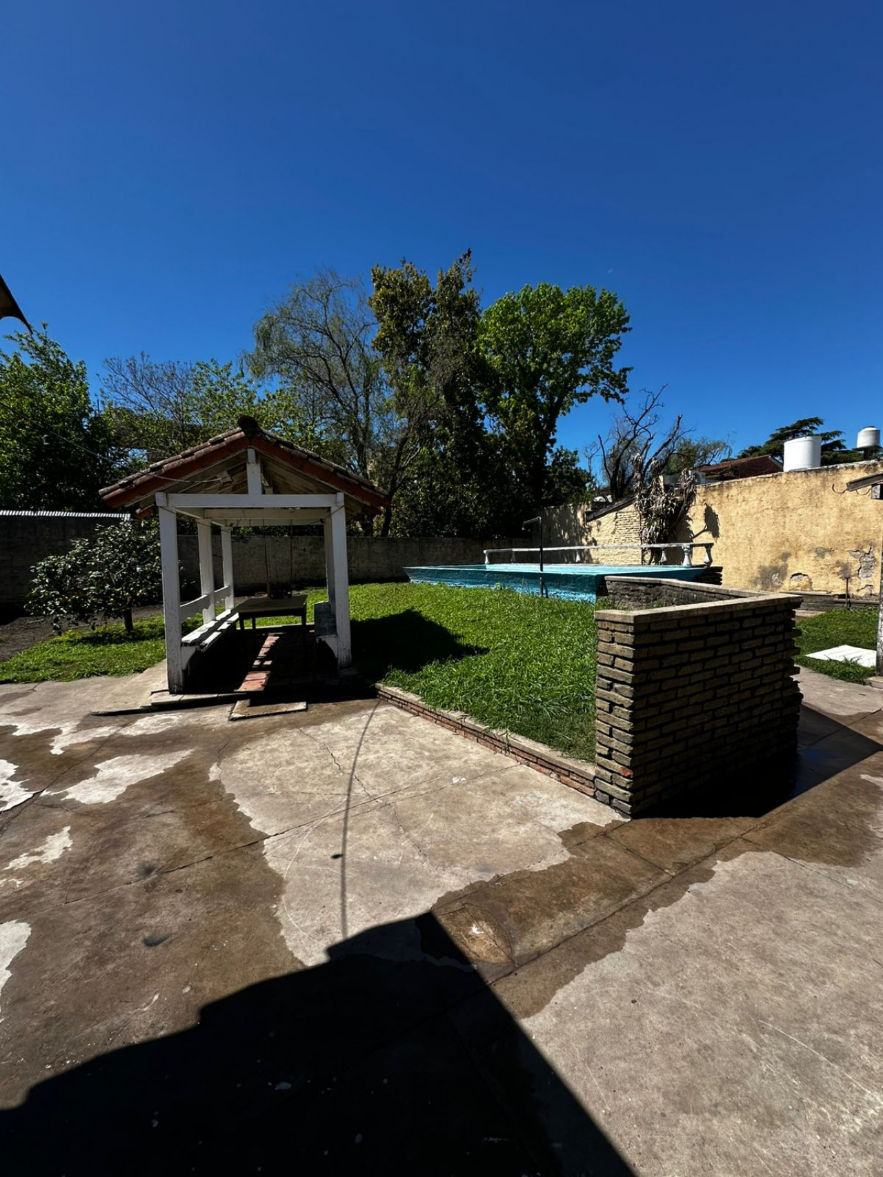 vista del jardin y la pileta