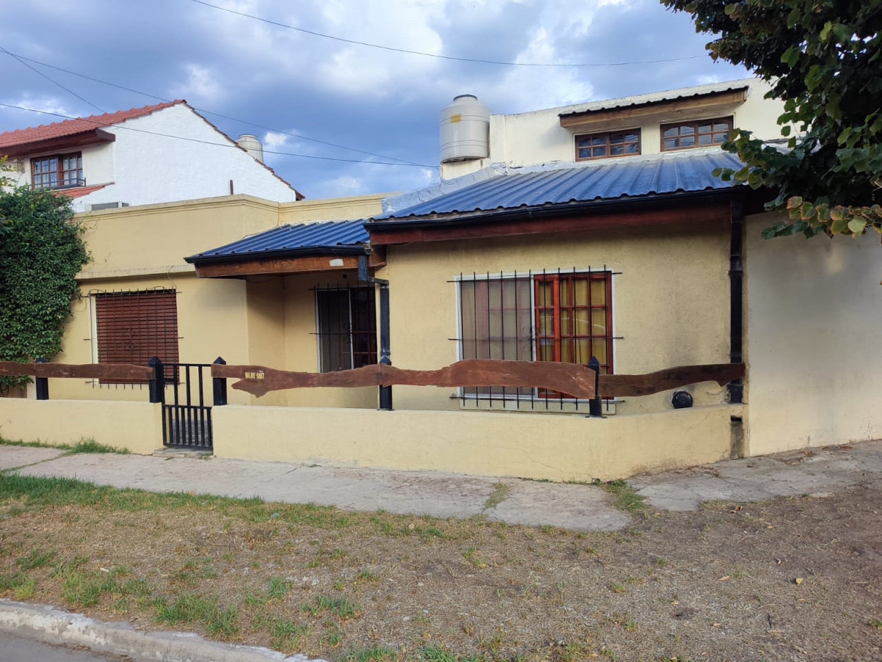 Casa 4 Ambientes en José C. Paz con cochera, parrilla y Galpòn, a 3 cuadras de Piñero, a 3 Cuadras de Av. Hector Arregui, a 10 Min de 197 y a 10 min de Ruta 8 (Av. Pres. Arturo Umberto Illia)