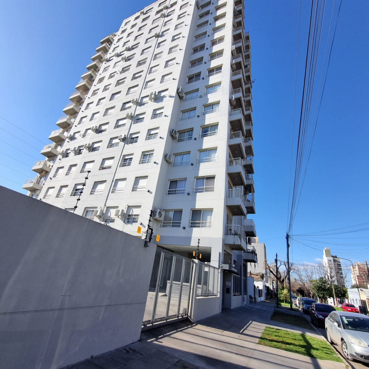 Impecable departamento de 4 ambientes al frente con 2 baños, baulera y cochera. Sobre calle Muñoz San Miguel